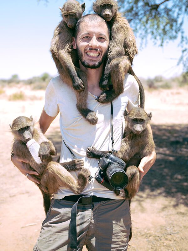 namibia-man-with-camera-holding-four-baby-baboons-YKXWTT5f.jpg namibia-man-with-camera-holding-four-baby-baboons-YKXWTT5f.jpg